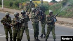 La police anti-émeute tire à balles réelles en l'air pour disperser les partisans de la coalition de l'opposition kenyane National Super Alliance (NASA) à Nairobi, Kenya, le 17 novembre 2017. (REUTERS/Baz Ratner)