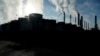 En esta foto de archivo del 15 de octubre de 2021, el humo se eleva desde las chimeneas de la refinería Feyzin Total, en las afueras de Lyon, en el centro de Francia. 