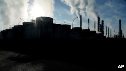 En esta foto de archivo del 15 de octubre de 2021, el humo se eleva desde las chimeneas de la refinería Feyzin Total, en las afueras de Lyon, en el centro de Francia. 