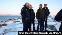 Дональд Трамп-младший (второй справа) в Нууке, 7 января 2025