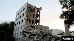 Les décombres d’un immeuble touché par une frappe aérienne menée par l’Arabie saoudite à Taiz,Yémen, le 29 novembre 2016. 