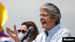 El presidente de Ecuador, Guillermo Lasso, hace gestos mientras habla durante un mitin de clausura, en Guayaquil, Ecuador, cuando era candidato presidencial, el 8 de abril de 2021. 