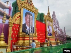 Phnom Penh authorities installed portraits of Chinese President Xi Jinpin and Cambodia King, Norodom Sihamoni in a Phnom Penh's garden on October 11, 2016. Xi will pay his two-day state visit in Cambodia starting from Thursday this week. (Neou Vannarin/VOA Khmer)