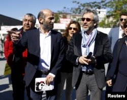 Can Dundar (R), editor-in-chief of Cumhuriyet, accompanied by his Ankara bureau chief Erdem Gul arrive at the Justice Palace in Istanbul, Turkey, April 22, 2016.