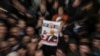 Un manifestante muestra un cartel con el rostro del periodista Jamal Khashoggi, durante una protesta en Estambul, el 16 de febrero de 2018.