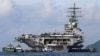 USS Ronald Reagan, kapal induk bertenaga nuklir kelas Nimitz Angkatan Laut AS, berlabuh di pelabuhan saat berkunjung di Danang sebagai ilustrasi. USS Ronald Reagan dan kelompok tempurnya tiba di Pelabuhan Busan, Korea Selatan pada Kamis (12/10). (Foto: AFP)