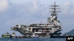 USS Ronald Reagan, kapal induk bertenaga nuklir kelas Nimitz Angkatan Laut AS, berlabuh di pelabuhan saat berkunjung di Danang sebagai ilustrasi. USS Ronald Reagan dan kelompok tempurnya tiba di Pelabuhan Busan, Korea Selatan pada Kamis (12/10). (Foto: AFP)