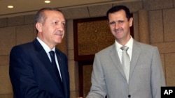 ফাইল ফটোঃ সিরিয়ার প্রেসিডেন্ট বাশার আল আসাদ (ডানে) ২০১০ সালের ১১ অক্টোবর তুরস্কের তৎকালীন প্রধানমন্ত্রী রেজেপ তাইয়েপ এরদোয়ানকে দামেস্কে স্বাগত জানান। 