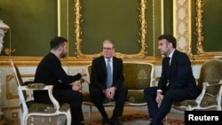Presidenti i Ukrainës Volodymyr Zelenskyy, Kryeministri i Britanisë Keir Starmer dhe Presidenti i Francës Emmanuel Macron bisedojnë në kuadër të takimit të nivelit të lartë që u mbajt në Lancaster House në qendër të Londrës, 2 mars 2025.