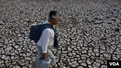Seorang wanita membawa air dari danau kering di Gunung Kidul, Yogya (4/9).