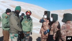 在这张由印度陆军提供的照片中，印度和中国的陆军军官在印中边境拉达克的潘贡湖地区举行会议。（2021年2月10日）