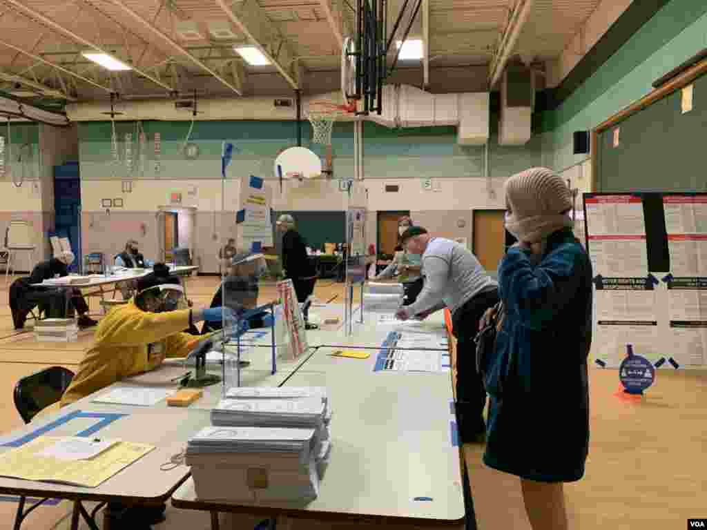 ពលរដ្ឋ​អាមេរិកាំង​នាំ​គ្នា​ទៅ​បោះឆ្នោត​ជ្រើសរើស​ប្រធានាធិបតី​សហរដ្ឋអាមេរិក​នៅ​ម៉ោង​ប្រមាណ ៤:៣០ នាទីព្រឹក នៅ​ការិយាល័យ​បោះឆ្នោត Lynbrook ក្នុង​ក្រុង Springfield រដ្ឋ Virginia ក្នុង​អំឡុងពេល​ដែល​មាន​ការ​រាតត្បាត​ជា​សាកល​នៃ​ជំងឺ​កូវីដ១៩ ថ្ងៃទី៣ ខែវិច្ឆិកា ​ឆ្នាំ២០២០។