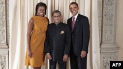 Ngoại trưởng Ấn Độ S.M. Krishna (giữa) cùng Tổng thống và đệ nhất phu nhân Obama tại Bảo tàng Metropolitan ở New York
