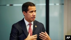 Las declaraciones del presidente interino se dieron de manera paralela al anuncio por parte de un grupo de partidos opositores minoritarios y el gobierno encargado de iniciar una “mesa de diálogo nacional” distinta.  