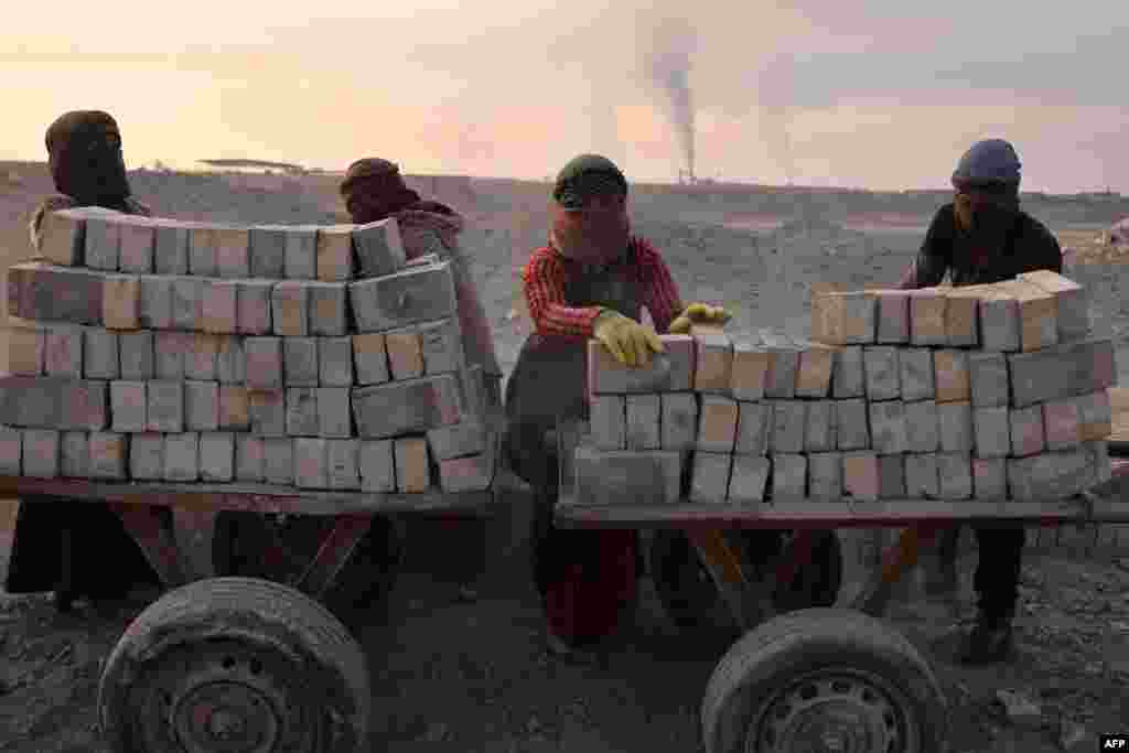 داش خشت&zwnj;پزی در حومهٔ شهر الحله در مرکز عراق