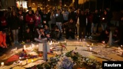 La gente se reúne afuera del hospital San Ignacio, donde Dilan Cruz, un manifestante herido por el escuadrón especial antidisturbios (ESMAD), el sábado pasado, murió de su herida el lunes por la noche, en Bogotá, Colombia.