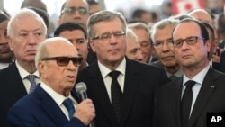 Spanish Foreign Minister Jose Manuel Garcia-Margallo, back left, Polish President Bronislaw Komorowski, center, and French President Francois Hollande, right, listen toTunisian President Beji Caid Essebsi in Tunis, March 29, 2015. 