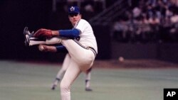 FILE - Seattle Mariners pitcher Gaylord Perry throws in his 300th Major League victory, a 7-3 win over the New York Yankees in Seattle, May 6, 1982.