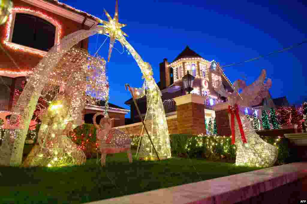 Así lucen algunas casas para la Navidad 2020 en el barrio de Dyker Heights de Brooklyn. 15 de diciembre de 2020 en la ciudad de Nueva York. [AFP]