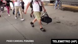 Администрацијата на американскиот претседател Доналд Трамп неодамна ги депортираше мигрантите со три лета, дел од неговата борба против незаконската миграција.