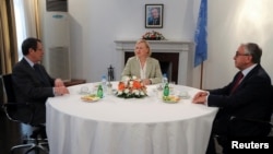 Presiden Siprus Nicos Anastasiades dan Pemimpin Turki Siprus, Mustafa Akinci, berbicara dengan Perwakilan PBB Elizabeth Spehar, di Siprus, 9 Agustus 2019. 