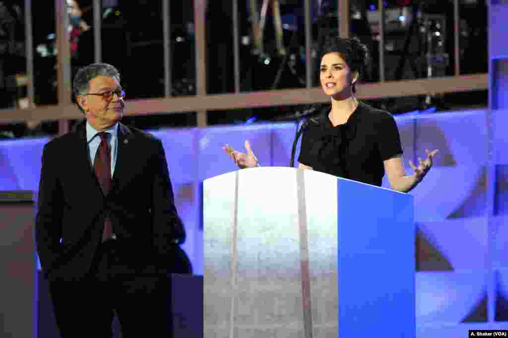 Senator Al Franken oo laga soo doorto Minnesota oo dhinac taagaan Sarah Silverman oo ah majaajiliiste. Philadelphia, July 25, 2016 (A. Shaker/VOA)