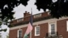 Bendera Afghanistan tampak terpasang di luar Kedutaan Besar Afghanistan di Washington, pada 15 Agustus 2021, hari dimana Taliban masuk ke ibu kota Afghanistan, Kabul. (Foto: Reuters/Ken Cedeno)