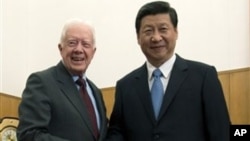 中共领导人习近平(右)2012年12月13日同到访的美国前总统卡特在中南海坐下来举行会谈之前，握手