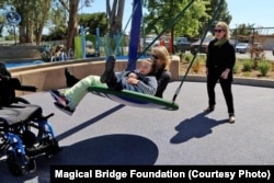 На майданчику "Чарівний міст"