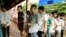 People line up before a polling station in Phnom Penh’s Sen Sok district on July 29, 2018. (Ty Aulissa/VOA Khmer) 