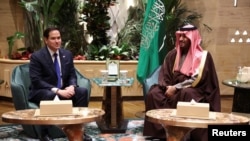 ဆော်ဒီအာရေးဗျနိင်ငံ၊ Riyadh မြို့တွင် တွေ့ဆုံနေကြသည့် အမေရိကန်နိုင်ငံခြားရေးဝန်ကြီး Marco Rubio နှင့် ဆော်ဒီအိမ်ရှေ့မင်းသား Mohammed bin Salman။ (၁၇ ဖေဖော်ဝါရီ ၂၀၂၅) (Reuters)