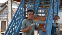 លោក ប៉ោង ឡាត អាយុ៦៦ឆ្នាំ ពលរដ្ឋរស់នៅតាមបណ្តោយទន្លេមេគង្គ ក្បែរសំណង់ស្ពាន ដែលត្រូវបានផ្តល់ជំនួយដោយរដ្ឋាភិបាលចិន ក្នុងខេត្តត្បូងឃ្មុំ។ (ស៊ុន ណារិន/VOA Khmer)