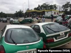 Voitures et automobilstes devant la station service de la pette d'Oie à Brazzaville, le 14 avril 2017. (VOA/Ngouela Ngoussou)