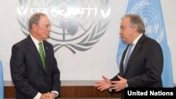Sekjen PBB Antonio Guterres (kanan) menunjuk Michael Bloomberg sebagai utusan khusus untuk aksi iklim PBB pada bulan Maret lalu. 