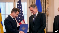 Державний секретар Ентоні Блінкен з прем’єр-міністром Швеції Ульфом Крістерссоном перед представленням інструментів вступу Швеції до НАТО, 7 березня 2024 р. (Фото: AP Photo/Jess Rapfogel)