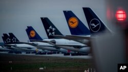 Pesawat-pesawat milik maskapai Lufthansa diparkir di bandara Frankfurt, Jerman (foto: dok). 
