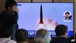 People watch a TV showing a news program reporting North Korea's missile launch, at the Seoul Railway Station in Seoul, South Korea, May 5, 2019.