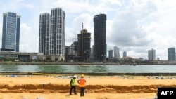 资料照片：工人在斯里兰卡科伦坡中国资助的港口城项目建筑工地上工作。（法新社2019年11月8日照片）