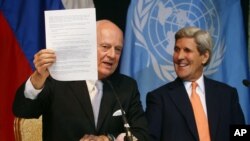 UN Special Envoy for Syria, Staffan de Mistura (l) with U.S. Secretary of State John Kerry, during a press conference after a meeting in Vienna, Austria, Oct 30, 2015.