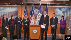 佩洛西议长(中)在记者会讲话