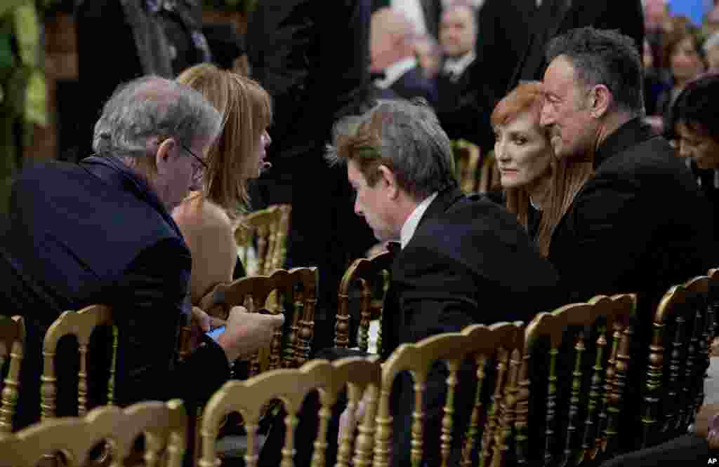 Steven Spielberg, his wife Kate Capshaw, Martin Short, Bruce Springteen, and his wife Patti Scialfa attend the reception honoring the 2014 Kennedy Center Honors Honorees, the White House, Dec. 7, 2014.