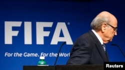 Presiden FIFA Sepp Blatter meninggalkan podium setelah mengumumkan pengunduran dirinya bulan lalu, di Zurich, Swiss.