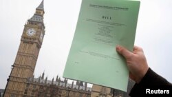 Seorang jurnalis menunjukkan salinan RUU Brexit yang siap dibahas oleh anggota parlemen Inggris di London (26/1).