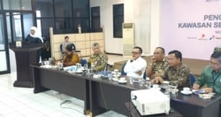 Gubernur Jawa Timur Khofifah Indar Parawansa (kiri) berbcara mengenai percepatan pembangunan di Jawa Timur pasca keluarnya Perpres 80 tahun 2019 (foto: VOA/ Petrus Riski)