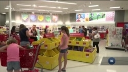 Скільки коштує зібрати дитину до школи у США? Відео