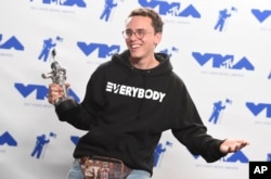 Logic poses in the press room with the award for best fight against the system for &quot;Black SpiderMan&quot; at the MTV Video Music Awards, Aug. 27, 2017.
