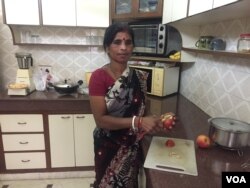 Tetri Nuniya, who is illiterate, worries about how she will change her money. (A. Pasricha/VOA)