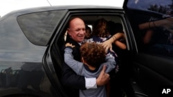 Hugo "El Pollo" Carvajal, ex jefe de los servicios de inteligencia de Venezuela, ingresa a un vehículo luego de salir de prisión en Estremera, a las afueras de Madrid, España, en septiembre de 2019.