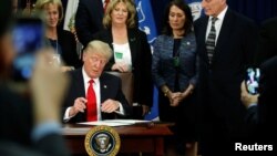 آقای ترامپ روز چهارشنبه دو فرمان اجرایی جدید درباره مرز ها و مسایل مهاجرتی امضا کرد. 