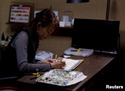 นาโอมิ อาริโมโตะ ช่างทำเล็บชาวญี่ปุ่น กำลังคัดขยะพลาสติกมาใช้ทำงานศิลปะตกแต่งเล็บ